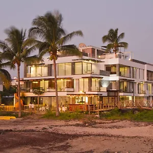 Golden Bay Galapagos 巴克里索莫雷诺港